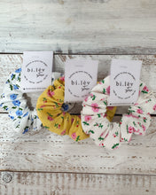 Load image into Gallery viewer, YELLOW DAISIES Scrunchie
