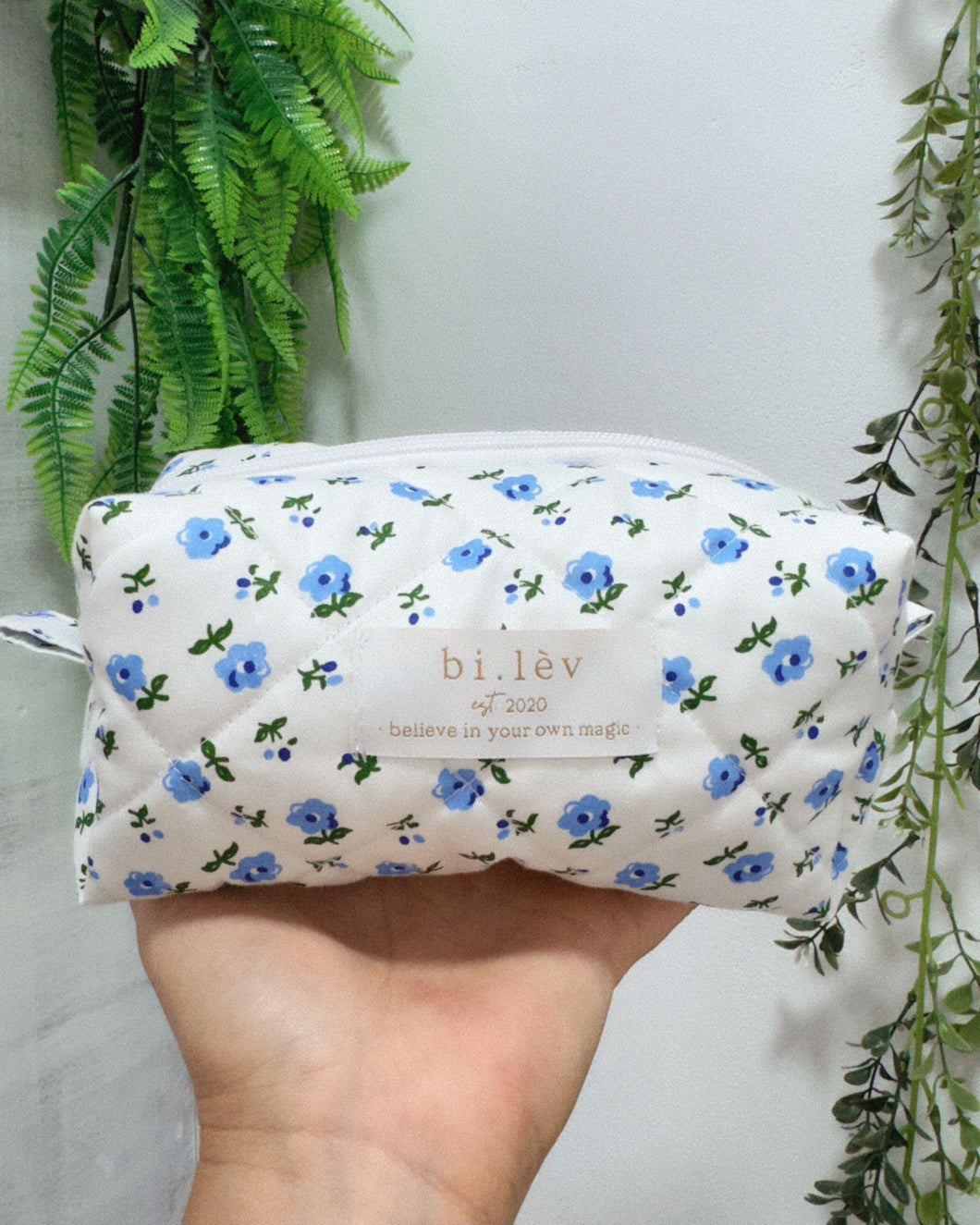 BLUE DAISIES padded handmade pouch